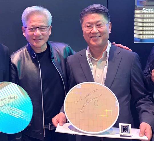 ▲ Han Jin-man, President of Samsung Electronics' Foundry Business Division (right), poses for a photo with NVIDIA CEO Jensen Huang, who visited the Samsung Electronics booth at GTC 2026 on March 16. Photo = Samsung Electronics