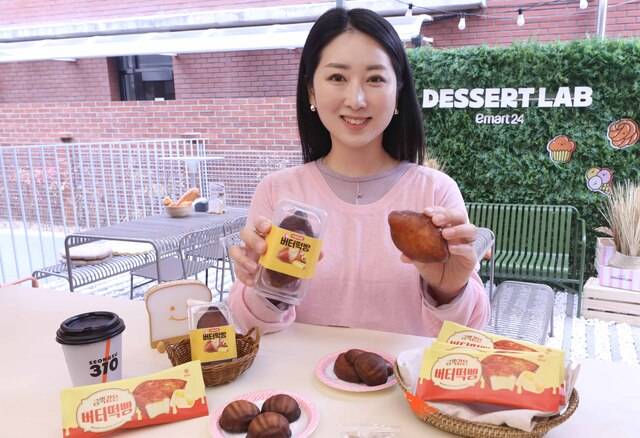 이마트24의 ‘겉바속쫀버터떡빵’은 한입 베어 무는 순간 느껴지는 경쾌한 바삭함을 살렸고, 속은 국산 찹쌀을 사용해 쫀득한 식감을 완성했다. 여기에, 뉴질랜드산 버터를 약 14% 함유해 진하고 고소한 버터의 풍미를 극대화했다. ‘겉바속쫀버터떡빵’은 2개입으로 구성됐으며, 베이커리류에서 강점을 보유한 신세계푸드와 협업해 맛의 완성도를 끌어 올렸다. ‘금쪽같은버터떡빵’은 쫄깃한 식감을 한층 강조한 상품이다. 특히, 국내산 찹쌀 함량을 약 19%로 높여 한층 밀도감 있는 쫀듯한 식감을 구현했다. 또한, 길쭉한 골드바 형태로 제작해 뜯어먹는 재미를 더했고, 겉면의 은은한 바삭함까지 더해 식감의 레이어를 완성했다.(이마트24 제공)