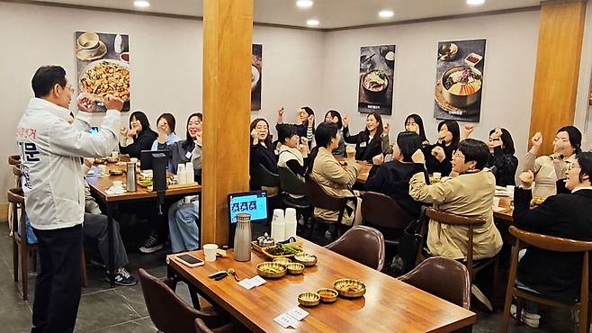 최기문 영천시장 예비후보가지난 7일부터 10일까지 지역 학부모들과 잇따라 간담회를 열고 교육 정책 전반에 대한 의견을 청취하고 화이팅을 외치고 있다. 사진=최기문 예비후보 캠프