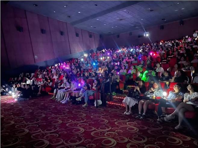 BTS 월드투어 공연 실황을 보기 위해 영화관을 찾은 베트남 팬들. (사진=롯데시네마)