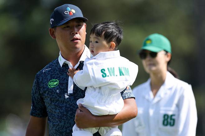김시우가 9일(한국시간) 미국 조지아주 오거스타의 오거스타 내셔널 골프클럽에서 열린 파3 콘테스트에 아들, 아내와 함께 나서 추억을 쌓고 있다. (사진=AFPBBNews)