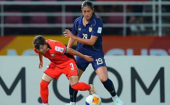 볼을 다투는 윤아영.(사진=AFC 홈페이지 캡처/연합뉴스)