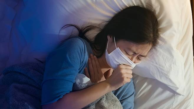 기침이 3주 이상 지속되거나 야간 기침, 천명음, 호흡 곤란이 생기면 진료를 받아봐야 한다|출처: 클립아트코리아