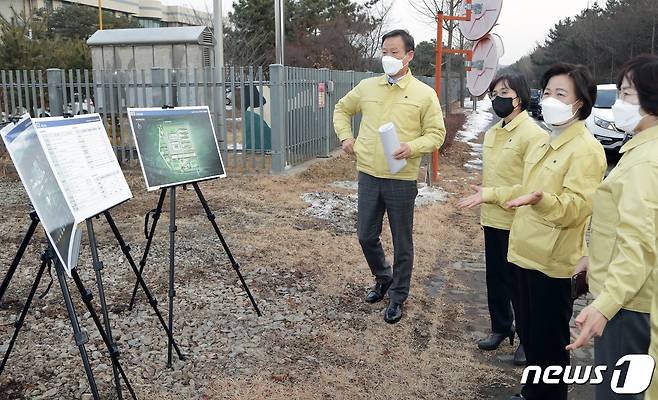 지난 2021년 1월 13일 추미애 당시 법무부 장관이 경기도 화성여자교도소 신축 예정 부지를 둘러보고 사업개요를 보고받고 있다.(법무부 제공) 2021.1.13 ⓒ 뉴스1 김명섭 기자