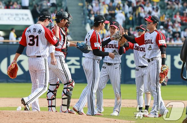 12일 서울 송파구 잠실야구장에서 열린 '2026 신한 SOL KBO리그' 열린 SSG 랜더스와 LG트윈스의 경기에서 LG 선수들이 승리를 기뻐하고 있다. 이날 경기는 LG가 SSG를 상대로 9-1로 승리했다. 2026.4.12 ⓒ 뉴스1 임세영 기자
