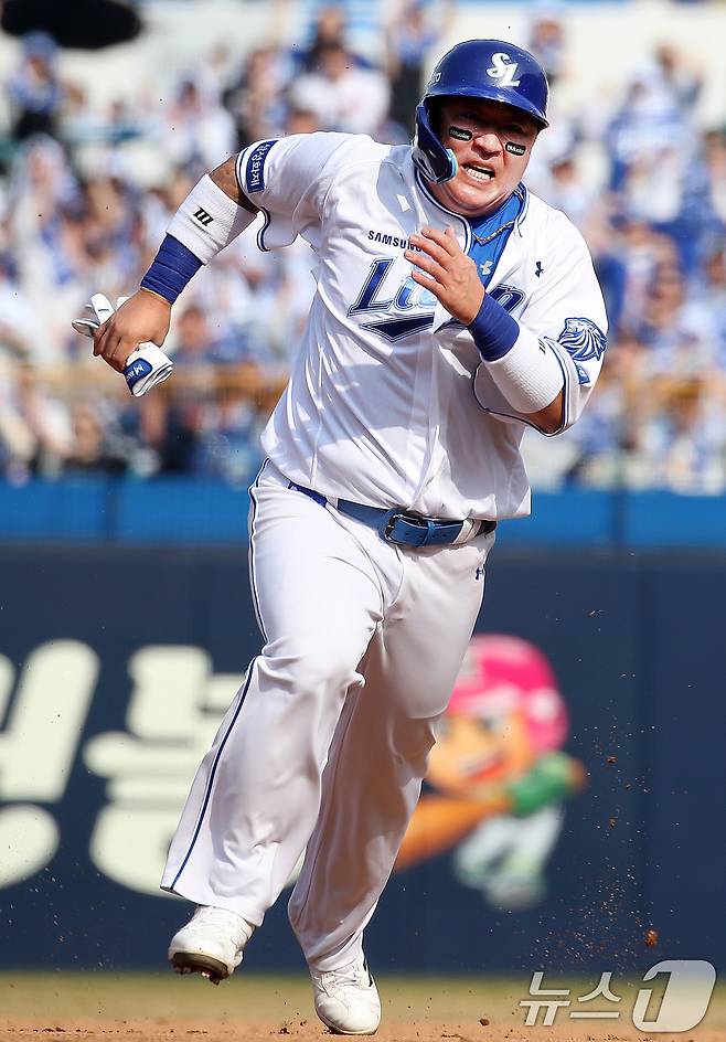 29일 오후 대구 삼성라이온즈파크에서 열린 프로야구 '2026 신한 SOL KBO리그' 롯데 자이언츠와 삼성 라이온즈의 경기, 삼성 5회말 1사 1루 상황에서 타자 류지혁이 1루수 앞 땅볼로 출루하는 사이 1루수비 실책 때 최형우가 2루를 돌아 3루까지 쇄도하고 있다. 3루 세이프. 2026.3.29 ⓒ 뉴스1 공정식 기자