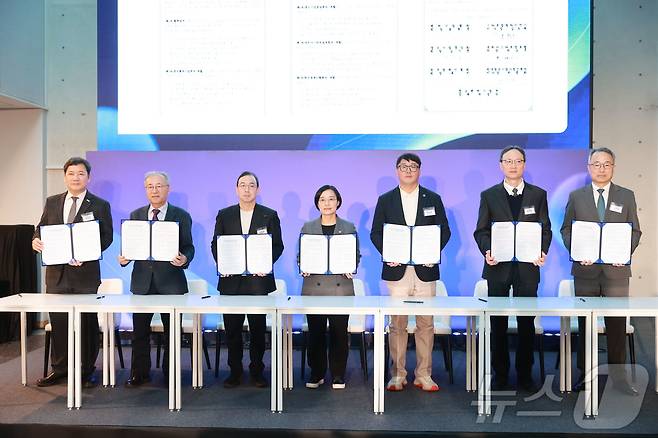 한성숙 중소벤처기업부 장관(가운데)이 1일 경기 성남 경기 스타트업 원스톱 지원센터에 열린 '전국 스타트업 원스톱 지원센터 출범식'에서 민‧관 협력 파트너십 업무협약(MOU)을 체결한 후 기념 촬영을 하고 있다. (중소벤처기업부 제공. 재판매 및 DB 금지) 2025.12.1 ⓒ 뉴스1