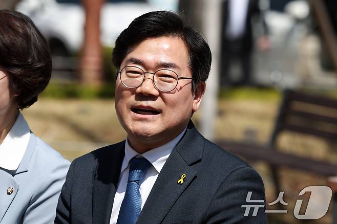 박찬대 더불어민주당 인천시장 후보가 12일 서울 여의도 국회 소통관 앞에서 열린 '원팀 간담회'에서 모두발언을 하고 있다. ⓒ 뉴스1 임지훈 인턴기자