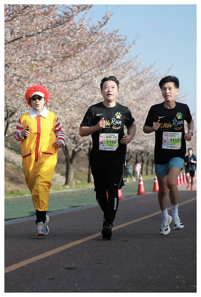 세이브런 마라톤대회에 참가한 서울시수의사회 황정연 회장(가운데)과 이태우 세이브 위원(오른쪽) (서울시수의사회 제공) ⓒ 뉴스1