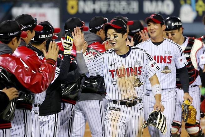 LG 박해민이 11일 서울 잠실구장에서 열린 2026 KBO리그 정규시즌 SSG전 승리 후 동료들과 하이파이브를 하고 있다. 사진 | LG 트윈스