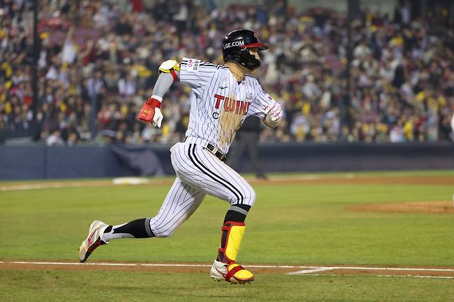 LG 박해민이 12일 서울 잠실구장에서 열린 2026 KBO리그 정규시즌 SSG전에서 안타를 친 후 1루를 향해 뛰고 있다. 사진 | LG 트윈스