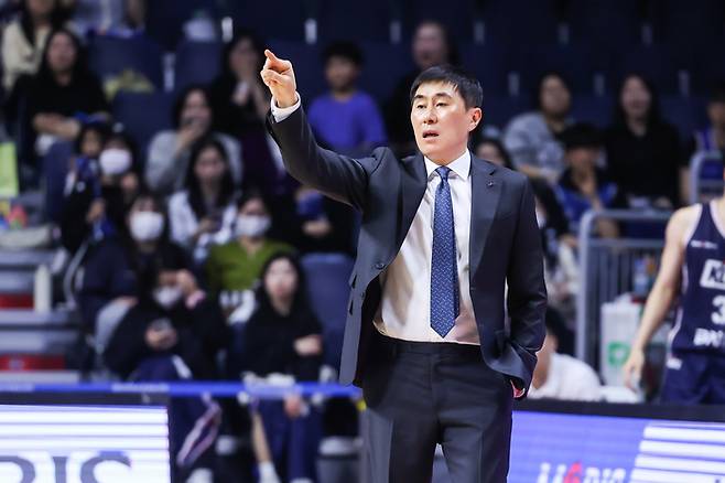KCC 이상민 감독이 8일 부산 사직체육관에서 열린 2025~2026 LG전자 프로농구 정규리그 최종전 DB와 경기에서 작전 지시를 하고 있다. 사진 | KBL