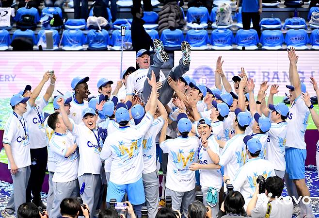 대한항공 헤난 감독이 선수들로부터 헹가래를 받고 있다. 사진 | 한국배구연맹