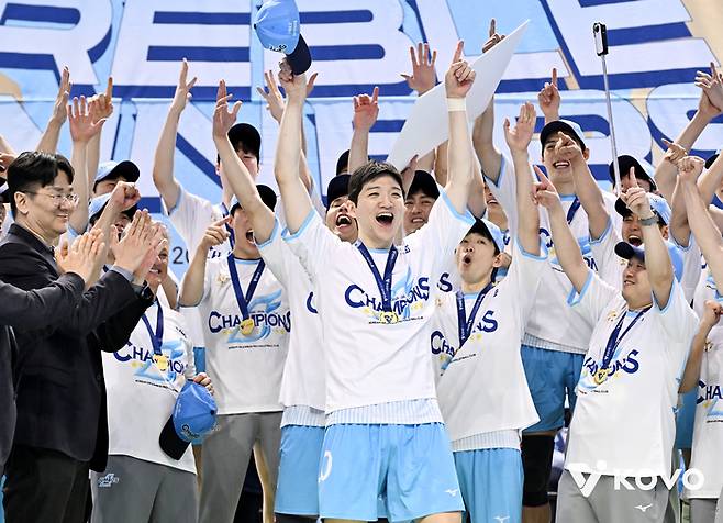 대한항공 정지석(가운데)이 챔피언 결정전에서 우승한 뒤 환호하고 있다. 사진 | 한국배구연맹
