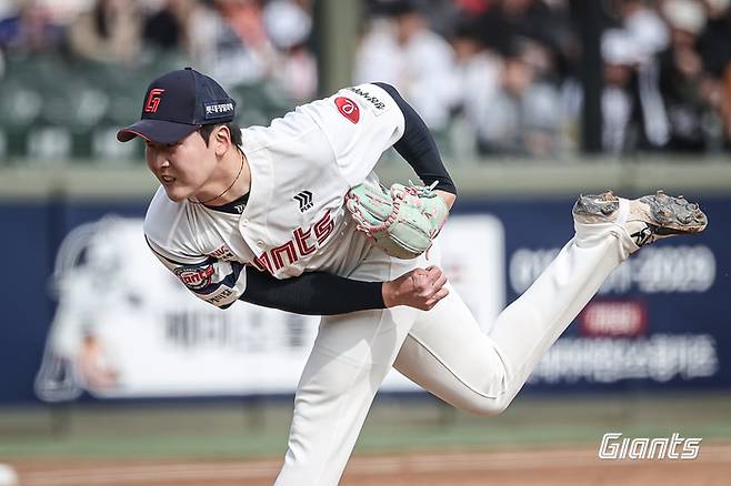 롯데 최준용이 22일 부산 사직구장에서 열린 2026 KBO리그 시범경기 한화전에서 역투하고 있다. 사진 | 롯데 자이언츠