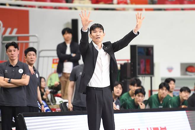 원주 DB 김주성 감독이 30일 울산 동천체육관에서 열린 2025~2026 LG전자 프로농구 정규리그 울산 현대모비스와 경기에서 작전 지시하고 있다. 사진 | KBL