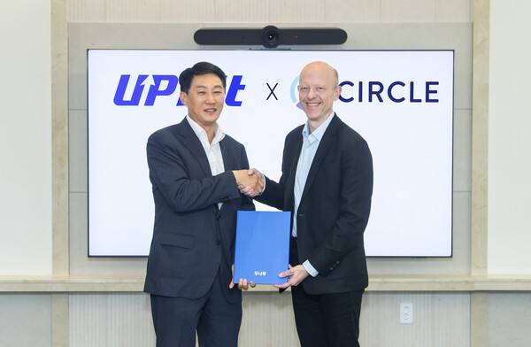 13일 두나무가 글로벌 인터넷 금융 플랫폼 '써클'과 포괄적 양해각서(MOU)를 체결했다고 밝혔다. (오경석 두나무 대표(왼쪽)와 제레미 알레어 써클 대표). /사진=두나무