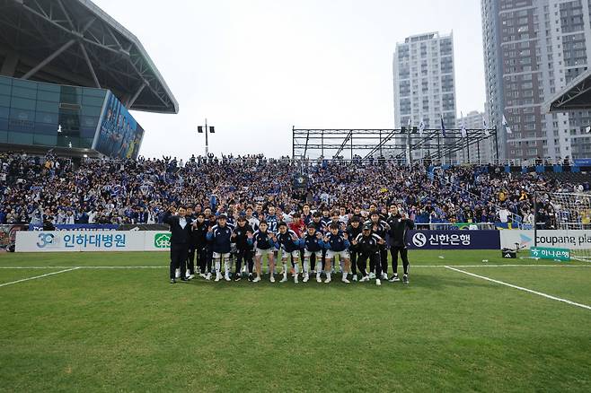 인천축구전용경기장/ K리그1/ 인천유나이티드 vs 울산HDFC/ 울산 단체/ 승리 세레머니/ 기념 사진/ photo by Jaehoon Jung