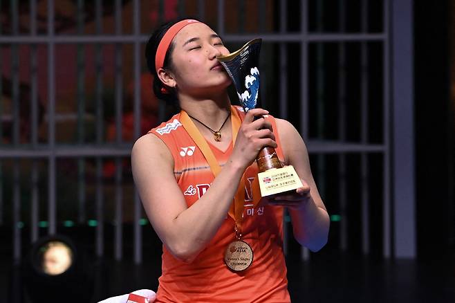 Gold medallist South Korea's An Se-young celebrates on the podium during the award ceremony for the women's singles final match at the Badminton Asia Championship in Ningbo, eastern China's Zhejiang province on April 12, 2026. (Photo by CN-STR / AFP) / China OUT
<저작권자(c) 연합뉴스, 무단 전재-재배포, AI 학습 및 활용 금지>