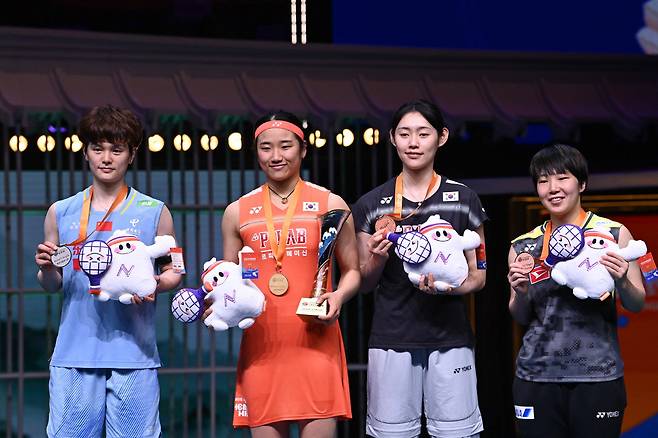 Gold medallist South Korea's An Se-young (2/L), silver medallist China's Wang Zhiyi (L) and bronze medallists South Korea?s Sim Yu-jin (2/R) and Japan´s Akane Yamaguchi pose on the podium during the award ceremony for the women's singles final match at the Badminton Asia Championship in Ningbo, eastern China's Zhejiang province on April 12, 2026. Zhejiang Province on April 12, 2026. (Photo by CN-STR / AFP) / China OUT
<저작권자(c) 연합뉴스, 무단 전재-재배포, AI 학습 및 활용 금지>