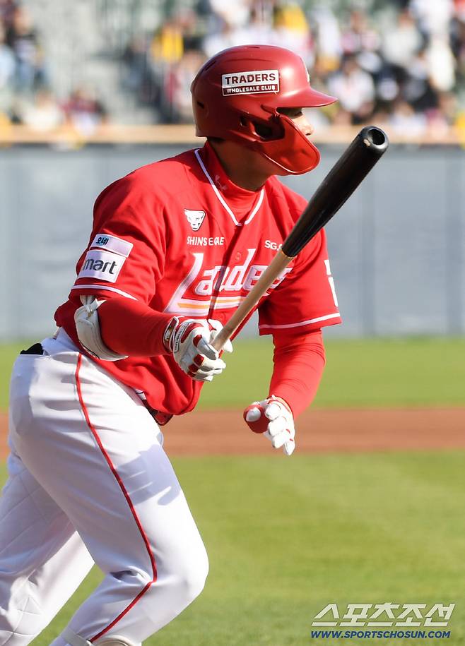 11일 잠실구장에서 열린 LG와 SSG의 경기. SSG 김재환이 타격을 하고 있다. 잠실=박재만 기자 pjm@sportschosun.com/2026.04.11/