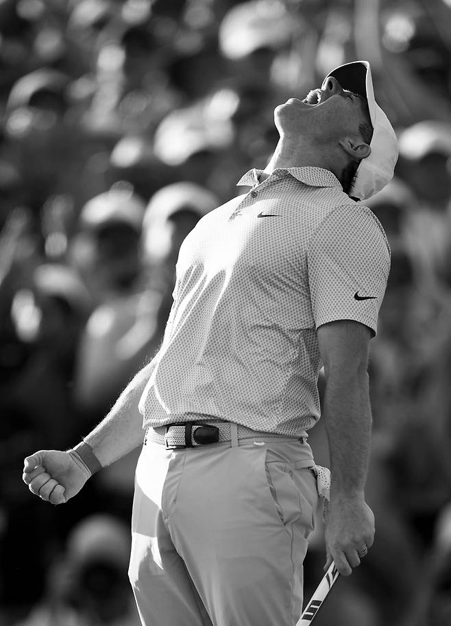 AUGUSTA, GEORGIA - APRIL 12: (EDITOR'S NOTE: This image has been converted to black and white.) Rory McIlroy of Northern Ireland celebrates winning the 2026 Masters Tournament on the 18th green at Augusta National Golf Club on April 12, 2026 in Augusta, Georgia. Jared C. Tilton/Getty Images/AFP (Photo by Jared C. Tilton / GETTY IMAGES NORTH AMERICA / Getty Images via AFP)
<저작권자(c) 연합뉴스, 무단 전재-재배포, AI 학습 및 활용 금지>