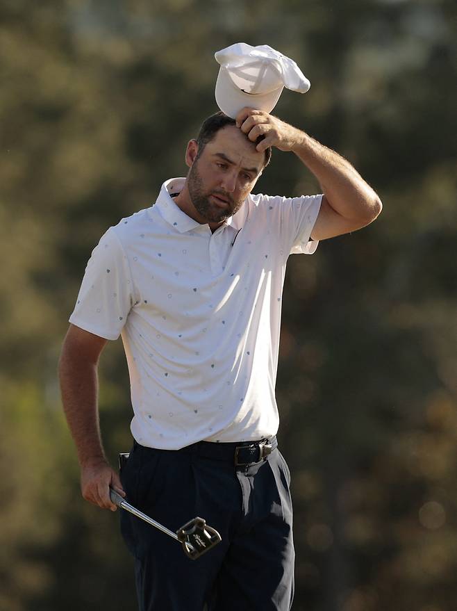 Golf - The Masters - Augusta National Golf Club, Augusta, Georgia, U.S. - April 12, 2026 Scottie Scheffler of the U.S. on the 18th hole after finishing his final round REUTERS/Brian Snyder
<저작권자(c) 연합뉴스, 무단 전재-재배포, AI 학습 및 활용 금지>