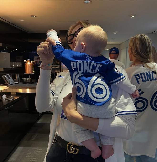 코디 폰세의 아내 엠마 키틀과 딸 레인은 폰세의 빅리그 복귀전을 현장에서 응원했다. 사진=엠마 키틀 폰세 SNS