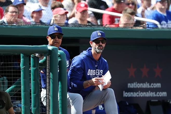 LA 다저스 데이브 로버츠 감독과 마크 프라이어 투수코치. AP연합뉴스