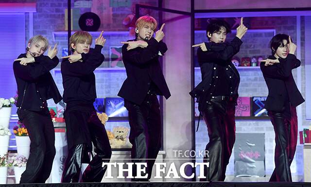 그룹 투모로우바이투게더의 휴닝카이 연준 태현 수빈 범규(왼쪽부터)가 13일 오후 서울 성북구 고려대학교 화정체육관에서 진행된 여덟 번째 미니앨범 '7TH YEAR: 가시덤불에 잠시 바람이 멈췄을 때' 발매 기념 쇼케이스에 참석해 다양한 이야기를 나눴다. /박상민 기자