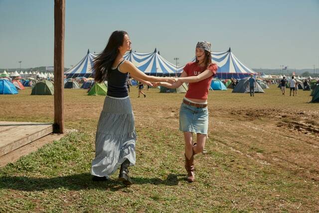 이랜드월드 산하 아메리칸 캐주얼 브랜드 후아유(WHO.A.U)가 2026 여름 컬렉션 ‘Endless Fest(엔들리스 페스트)’를 지난 8일 공개했다. /이랜드월드