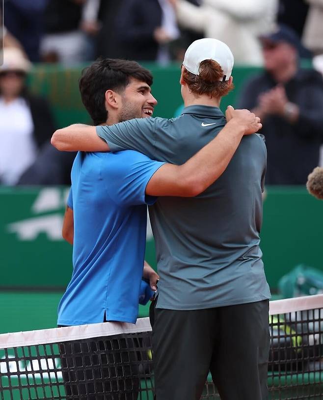몬테카를로 ATP 마스터스 1000 결승에서 희비가 엇갈린 카를로스 알카라스와 야닉 시너. ATP 투어