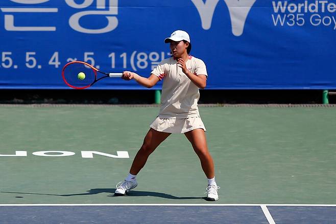 실업 무대 데뷔전에서 우승한 NH농협은행의 신인 유망주 최서윤의 강력한 포핸드 스트로크. 테니스코리아 제공