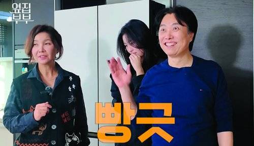 딸 은조의 제안으로 시작한 AI 댄스 대결을 펼치고 있는 서현철·정재은 부부.