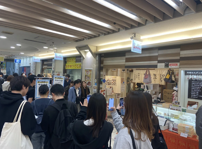 일본 나고야의 한 유명 식당 앞에서 시민들이 '스이스이' 서비스를 이용하기 위해 사진을 찍는 모습. 스이스이 공식 홈페이지