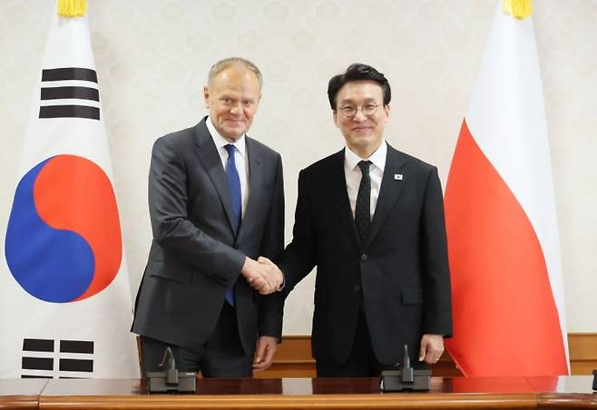 김민석 국무총리가 13일 서울 종로구 정부서울청사에서 도날트 투스크 폴란드 총리와 회담을 하기에 앞서 악수하고 있다. 2026.4.13 uwg806@yna.co.kr 연합뉴스