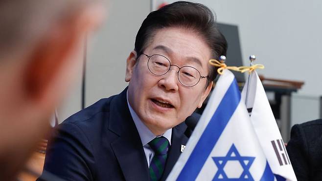 2025년 2월 13일 이재명 더불어민주당 대표가 서울 여의도 국회에서 라파엘 하르페즈(Rafael Harpaz) 주한이스라엘대사를 접견하는 모습./뉴스1