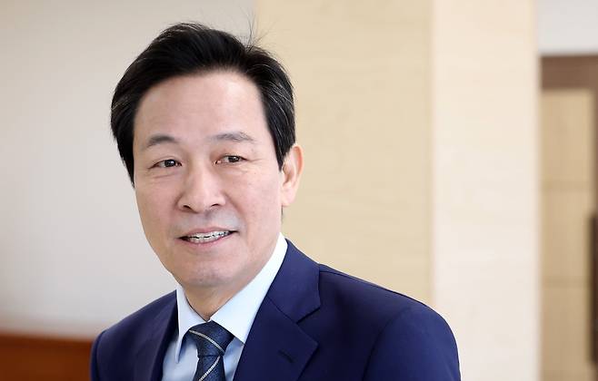 우상호 전 청와대 정무수석이 지난 3월 강원도지사 선거 예비후보에 등록하고자 강원특별자치도선거관리위원회 대회의실로 발걸음을 옮기고 있다. /연합뉴스