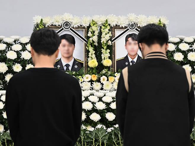 13일 오후 완도고등학교 학생들이 전남 완도군 완도문화예술의전당에 마련된 화재 진압 순직 소방관 2명의 합동분향소에서 묵념하고 있다. /뉴시스