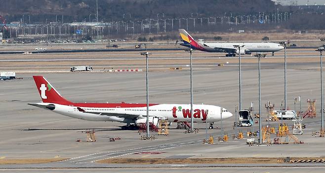 인천국제공항 활주로에 놓인 티웨이 항공기의 모습. /뉴스1