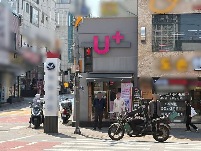 13일 오전 서울 중구의 한 LG유플러스 매장 앞이 한산하다./윤예원 기자
