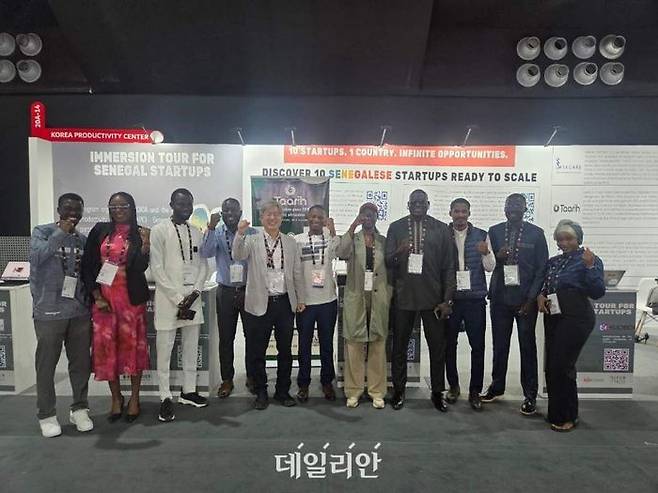 세네갈 스타트업 참가단이 모로코 마라케시에서 열린 GITEX AFRICA 2026 현장에서 기념촬영을 하고 있다.ⓒ한국생산성본부(KPC)