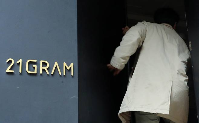 김건희 여사를 둘러싼 여러 의혹을 수사하는 특별검사팀(특별검사 민중기)이 21그램 사무실 압수수색한 지난해 11월 6일 서울 성동구 21그램 사무실로 수사관들이 들어서고 있다. 2025.11.06 뉴시스