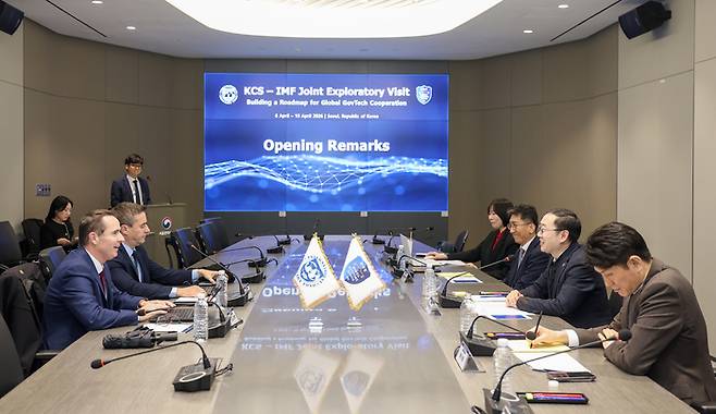 관세청은 국제통화기금(IMF) 대표단과 인공지능(AI) 기반 조세징수 혁신 및 디지털 정부(GovTech) 협력 방안에 대한 논의를 진행했다.