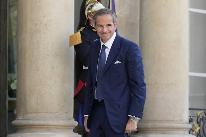 라파엘 그로시 국제원자력기구(IAEA) 사무총장이 지난해 6월 25일(현지시각) 프랑스 대통령궁에 들어서고 있다. AP뉴시스