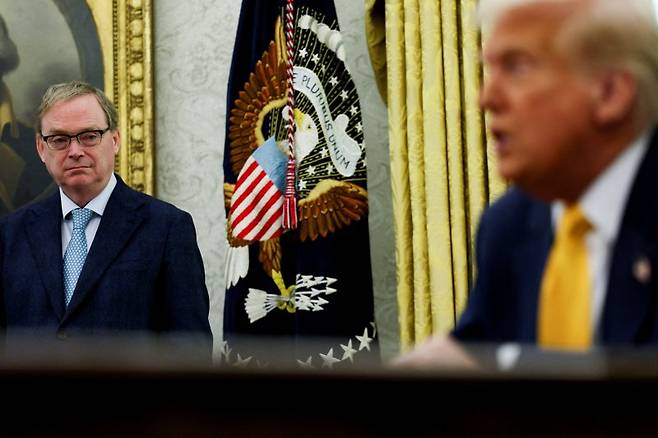 미국 백악관의 케빈 해셋 국가경제위원회(NEC) 위원장(왼쪽)이 지난해 3월 7일 미국 워싱턴DC 백악관에서 도널드 트럼프 미국 대통령의 연설을 듣고 있다.로이터연합뉴스