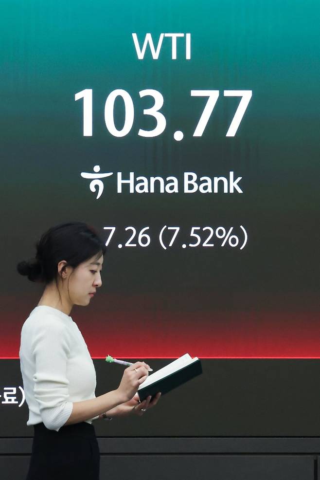 13일 미 서부텍사스산 원유(WTI) 5월 인도분은 오후 3시38분 기준 전장 대비 7.36% 올라 배럴당 103.68달러에 거래됐다. 이날 서울 중구 하나은행 본점 딜링룸 현황판에 WTI 가격이 표시돼 있다. 연합뉴스