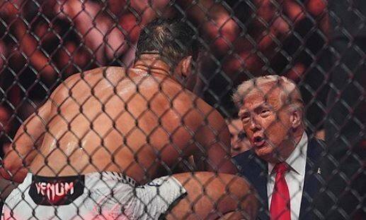 도널드 트럼프 미국 대통령이 11일 플로리다주 마이애미에서 열린 UFC 327 경기에서 TKO승을 거둔 파울로 코스타와 얘기하고 있다. 마이애미/AP 연합뉴스