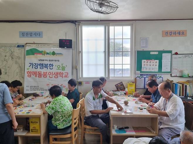 사는 곳 가까이에서 서로돌봄으로 노년이 행복한 마을을 만들겠다는 목표 아래 사회적협동조합 송악동네사람들은 마을돌봄을 실천하고 있다. 마을회관에서 열리는 ‘어르신 인생학교’에서는 심리미술, 건강체조, 푸드테라피 등 다양한 수업이 진행된다. 사회적협동조합 송악동네사람들 제공.