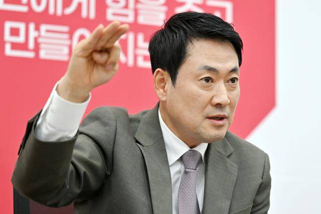 장동혁 국민의힘 대표가 10일 서울 여의도 국회 당대표실에서 한국일보와 인터뷰하고 있다. 민경석 기자